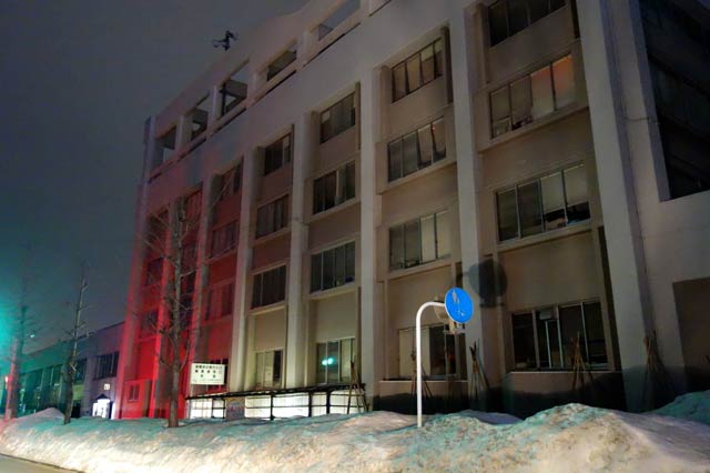 15日夜、窓明かりが消えた三条市役所