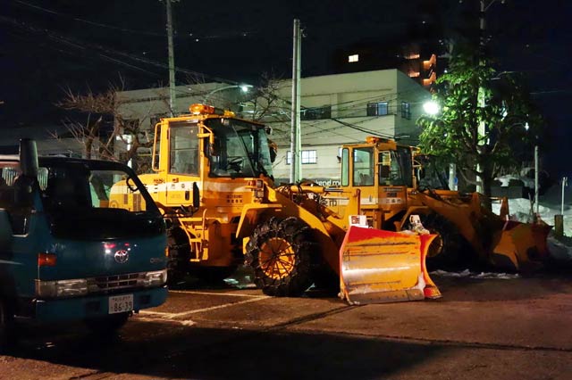 三条市厚生福祉会館駐車場で休む除雪車