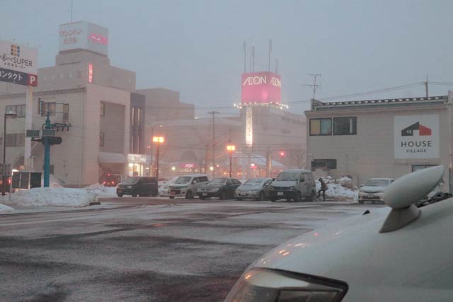 17日17:25 燕三条地場産業振興センターからイオン県央店が吹雪でかすんで見える