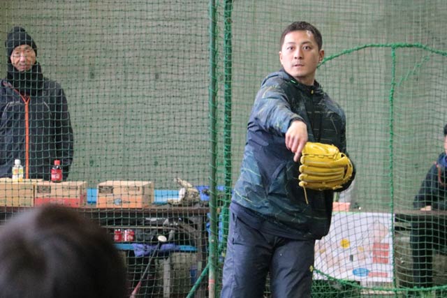 子どもたちとキャッチボールする元広島カープ投手の今井さん