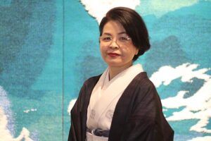 弥彦の丘美術館で個展初日の川崎久美子さん