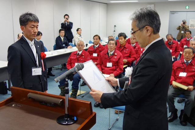 山田三条地域振興局長から高橋さんに県央マイスター認定証と記念の盾を手渡す