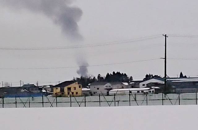 火災現場から立ち上る黒煙（読者提供写真）