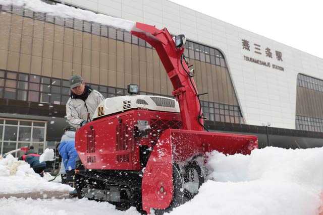燕三条駅前広場で除雪ボランティアを行うフジイコーポレーション
