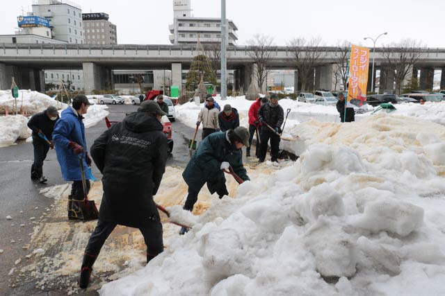 人海戦術も併用してみるみる雪が消えていく