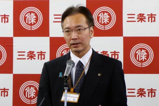 記者会見する国定市長