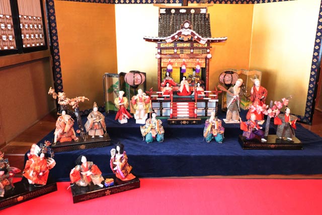 「紫宸殿」を模したとされるひな飾り