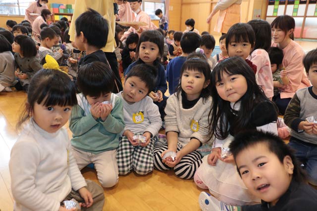 天神講菓子を食べるよしだ保育園の園児