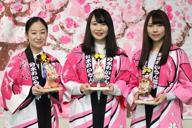 おいらん役に決まった左から木村さん、清野さん、金原さん