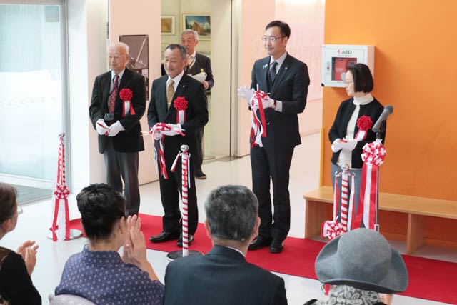 開場式のテープカット、左から日本写真家協会の松本副会長、武石市議会議長、国定市長、渡辺さんの長女の中島さん