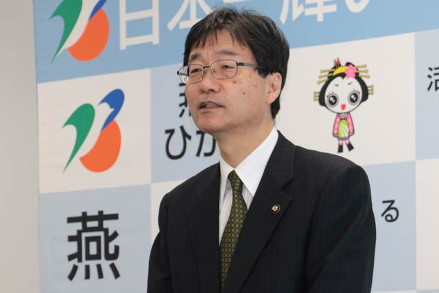 記者会見する鈴木市長
