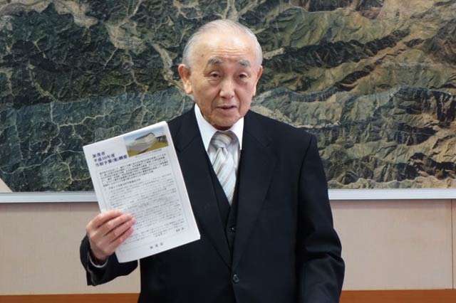 平成30年度当初予算案の概要を発表する小池加茂市長