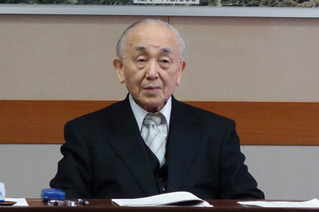 平成30年度当初予算案の概要を発表する小池加茂市長