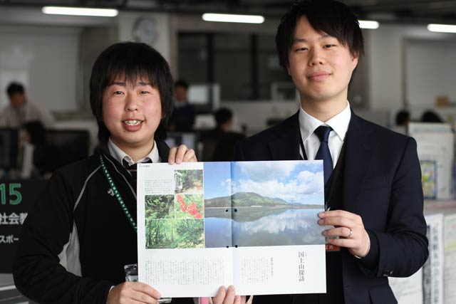 水鏡に映る国上山を撮影した地域おこし協力隊の岡田さん(左)と特集を担当した地域振興課主事の浮蓮さん