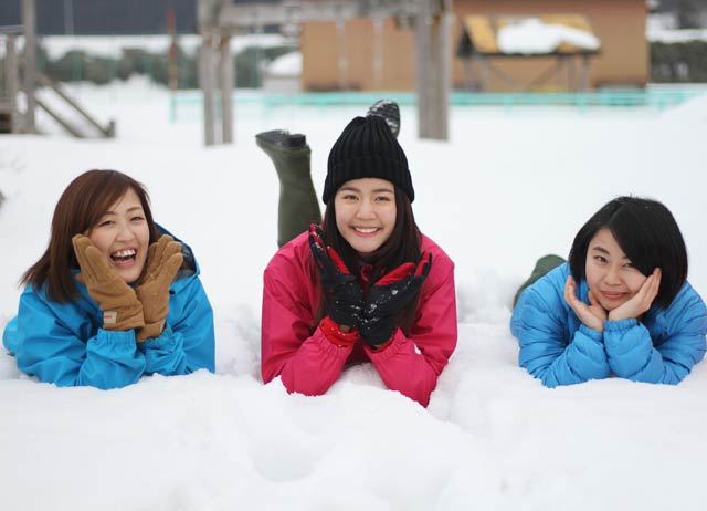 地域おこし協力隊と一緒に雪上でポーズ