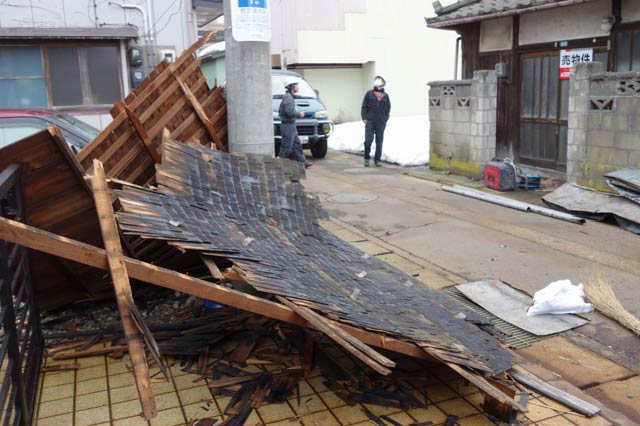 吹き飛ばされた屋根の部材が落下して道をふさいだり樹脂性のカーポートの屋根を破ったりした