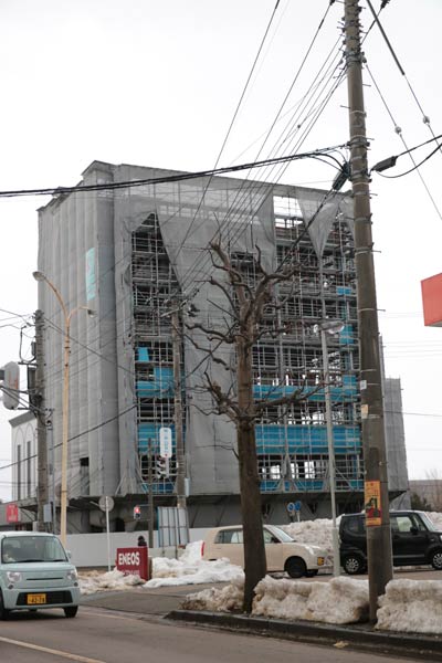 強風で破れたと思われる工事用ネット