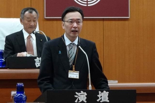 施政方針演説を行う国定三条市長