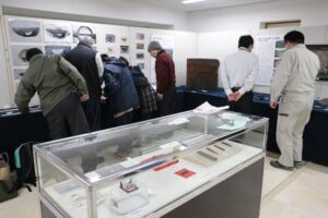 燕市遺跡出土品展の展示作業