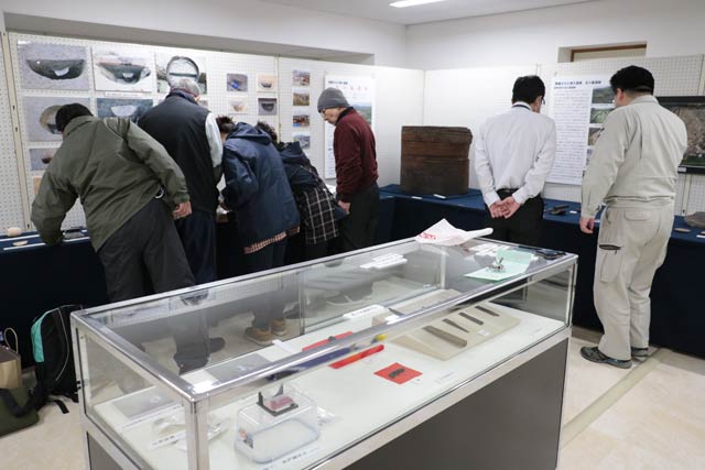燕市遺跡出土品展の展示作業