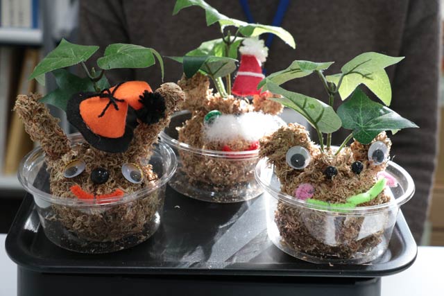 同時開催の花育講座「こけ玉作り」で作るこけ玉