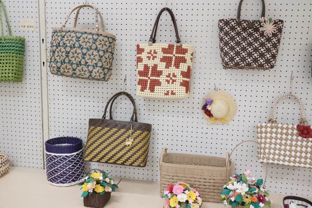 今年度開講したクラフトバンド講座が初めて展示する作品