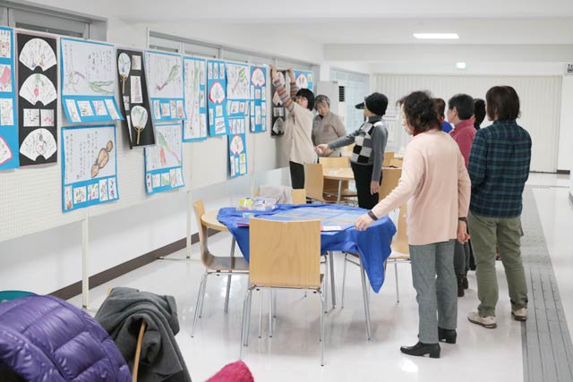 2日行われた「市民教養講座フェスティバル2018」の展示作業