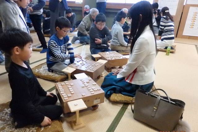 中倉彰子二段、宏美二段姉妹が駒落ちで子どもたちと多面差し（分水ライオンズクラブ提供写真）