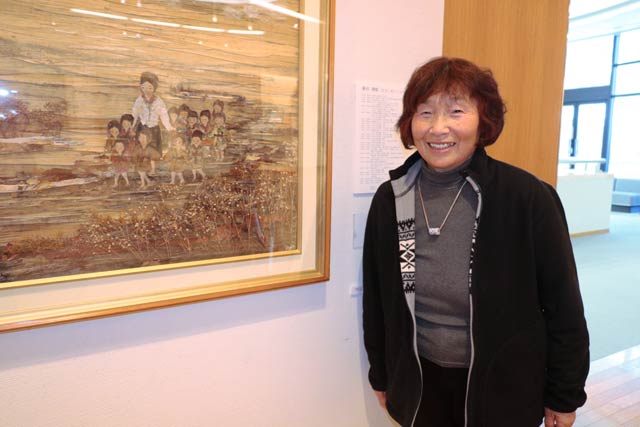 会場を訪れた多田清虹さんと展示している多田さんの作品