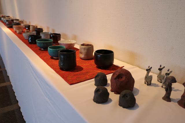1階ギャラリーで開かれている栃陶会の作品展