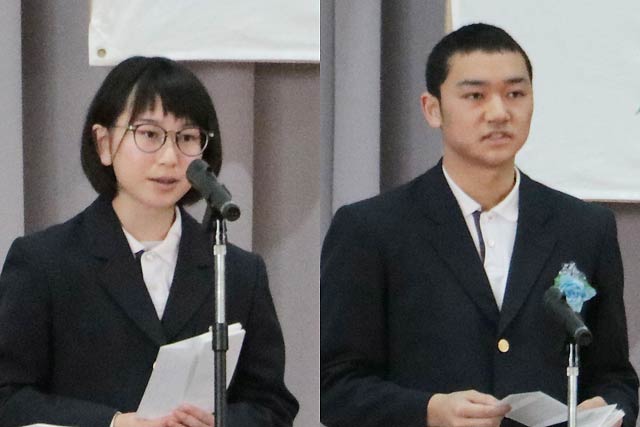 在校生代表で送辞を述べる2年小柳さん(左)と卒業生代表で答辞を述べる3年角田さん