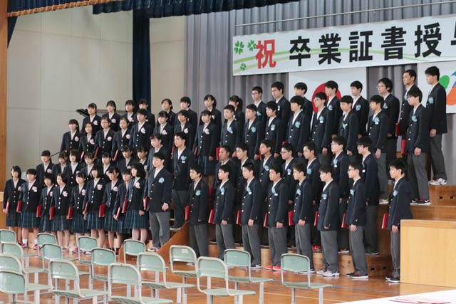卒業生が卒業記念合唱「大地讃頌」