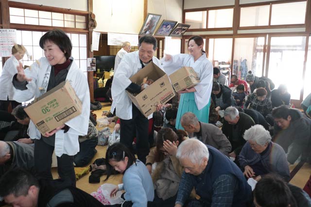 燕・不動大社の開運祭で豆まき