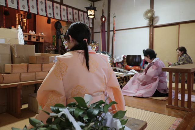 熊手を供えて開運を願う祈とう