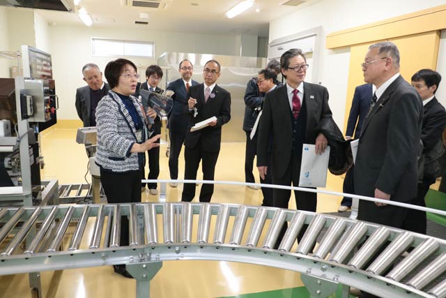 燕市東部学校給食センターの竣工式後の見学
