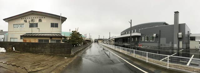 道路をはさんで左が燕市厚生福祉事業協同組合「味彩燕」、右が燕市東部学校給食センター