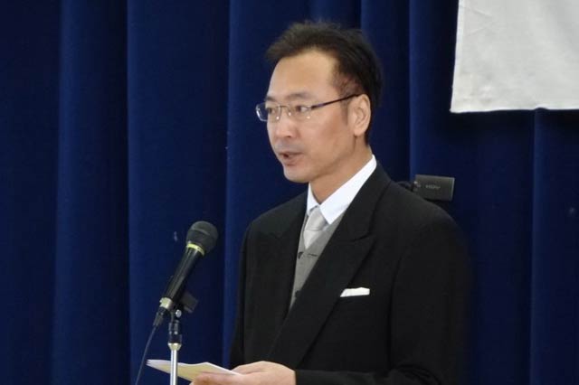 祝辞を述べる国定市長