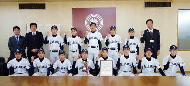 国定三条市長を表敬訪問した第19回全国中学生軟式野球大会に出場する中学生野球チーム「ALL三条」