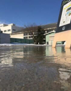 雪解け水が凍ったステージえんがわ