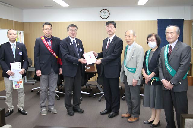 燕、吉田、分水の3つのロータリークラブが燕市にお靴のベッド」1,575枚を寄付