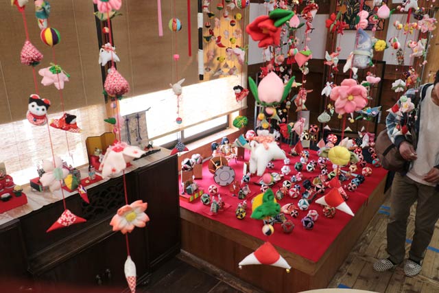 かじまちの家「蔵ギャラリー」で開かれている「よりなせや」のつるし飾り展