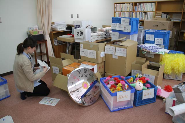 つばめ元気かがやきポイント事業の抽選会の山のような景品
