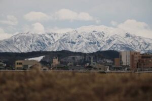 8日の三条市上須頃から見た粟ヶ岳