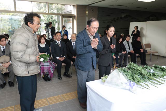 三条市で行われた東日本大震災の黙とうと献花