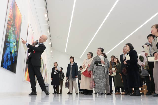 14日まで三条東公民館で開かれている「中村信＜光の色 , 風の形＞展」の中村さんによる作品解説