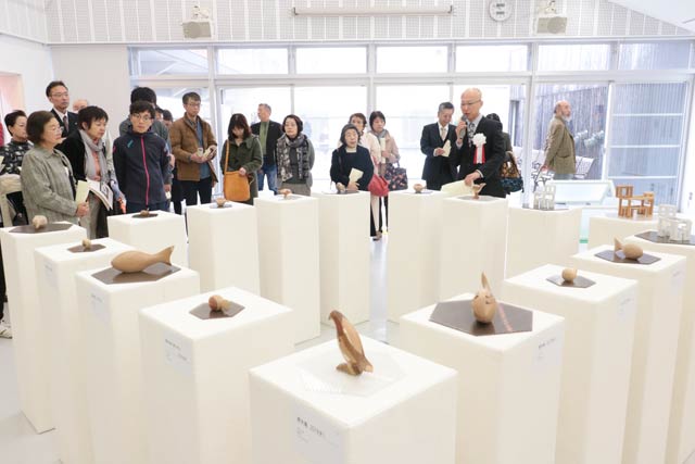 工芸作品と立体作品を中心にした会場