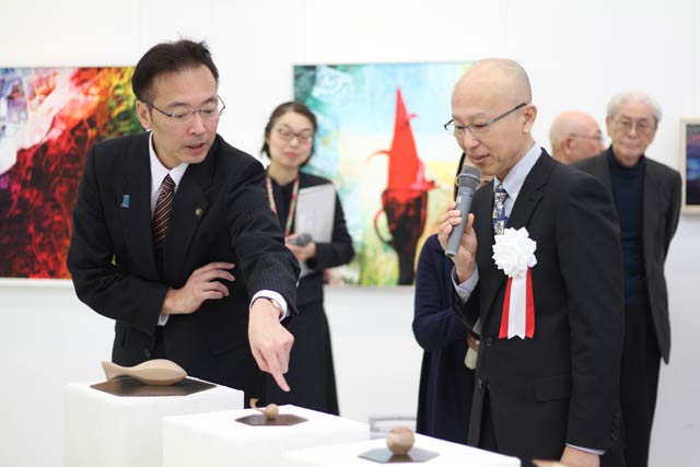 作品解説で国定市長の質問に答える中村さん