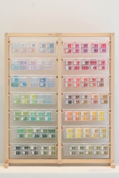調色したアクリル絵の具を並べた作品