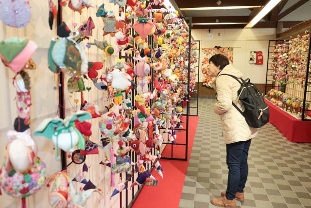 道の駅「良寛の里わしま」に隣接するお休み処「和らぎ家」に展示されているつるし雛