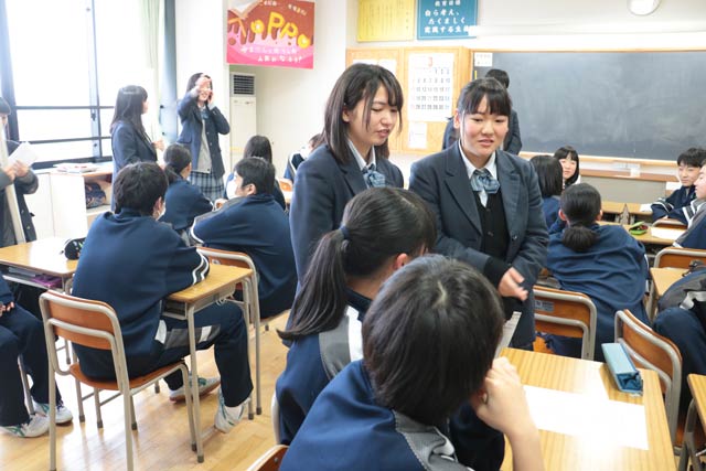 第一中1年A組で英語出前授業を行う加茂暁星高校
